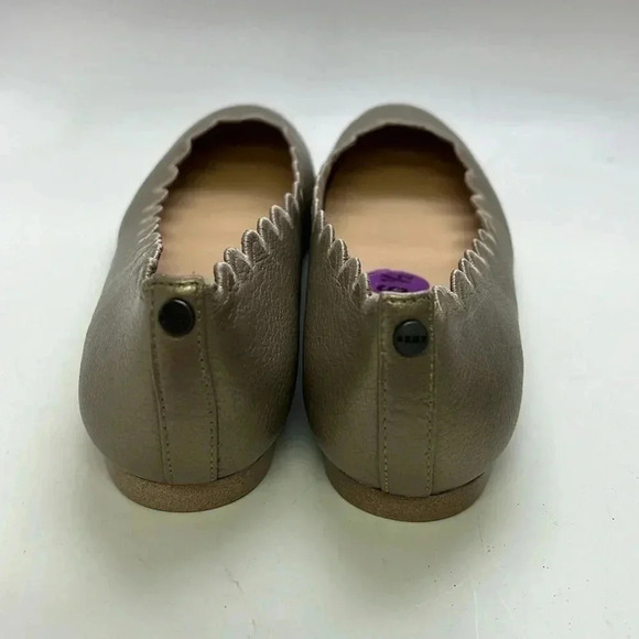 Women’s DKNY Metallic Gold Color Flats Size 6.5 Preowned - Picture 4 of 8